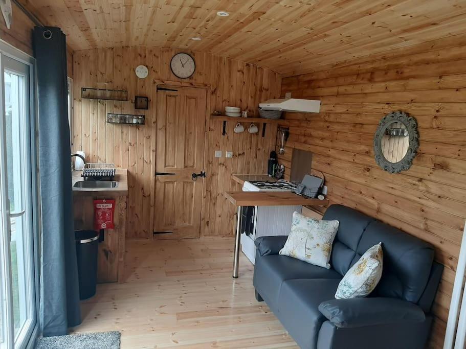 Anglesey New Modern Shepherds Hut With Spa Hot Tub Gwalchmai Exterior foto