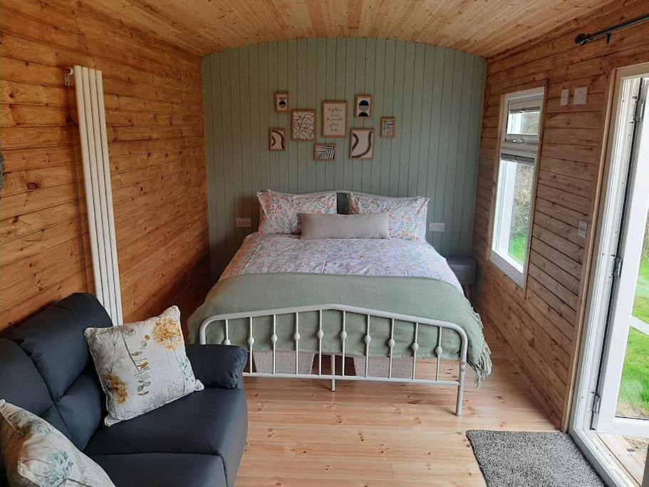 Anglesey New Modern Shepherds Hut With Spa Hot Tub Gwalchmai Exterior foto