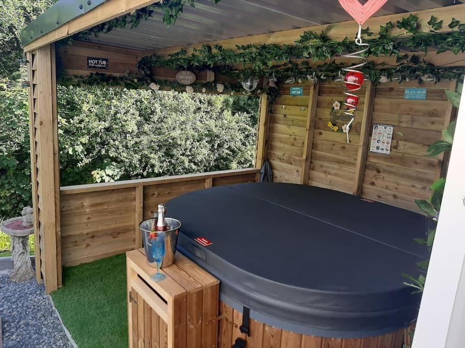 Anglesey New Modern Shepherds Hut With Spa Hot Tub Gwalchmai Exterior foto