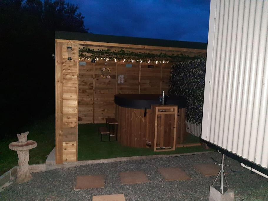 Anglesey New Modern Shepherds Hut With Spa Hot Tub Gwalchmai Exterior foto